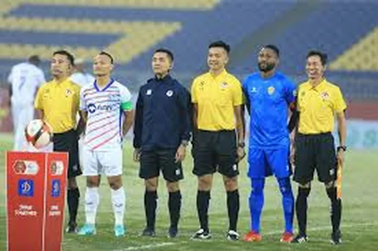 Tìm Hiểu Nhiệm Vụ Chuyên Môn Của Trợ Lý Trọng Tài Bóng Đá